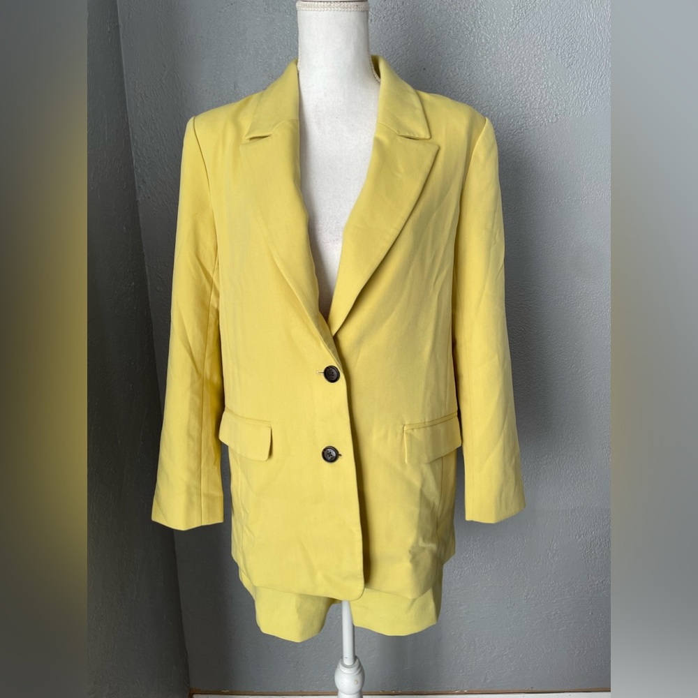 Yellow short suit